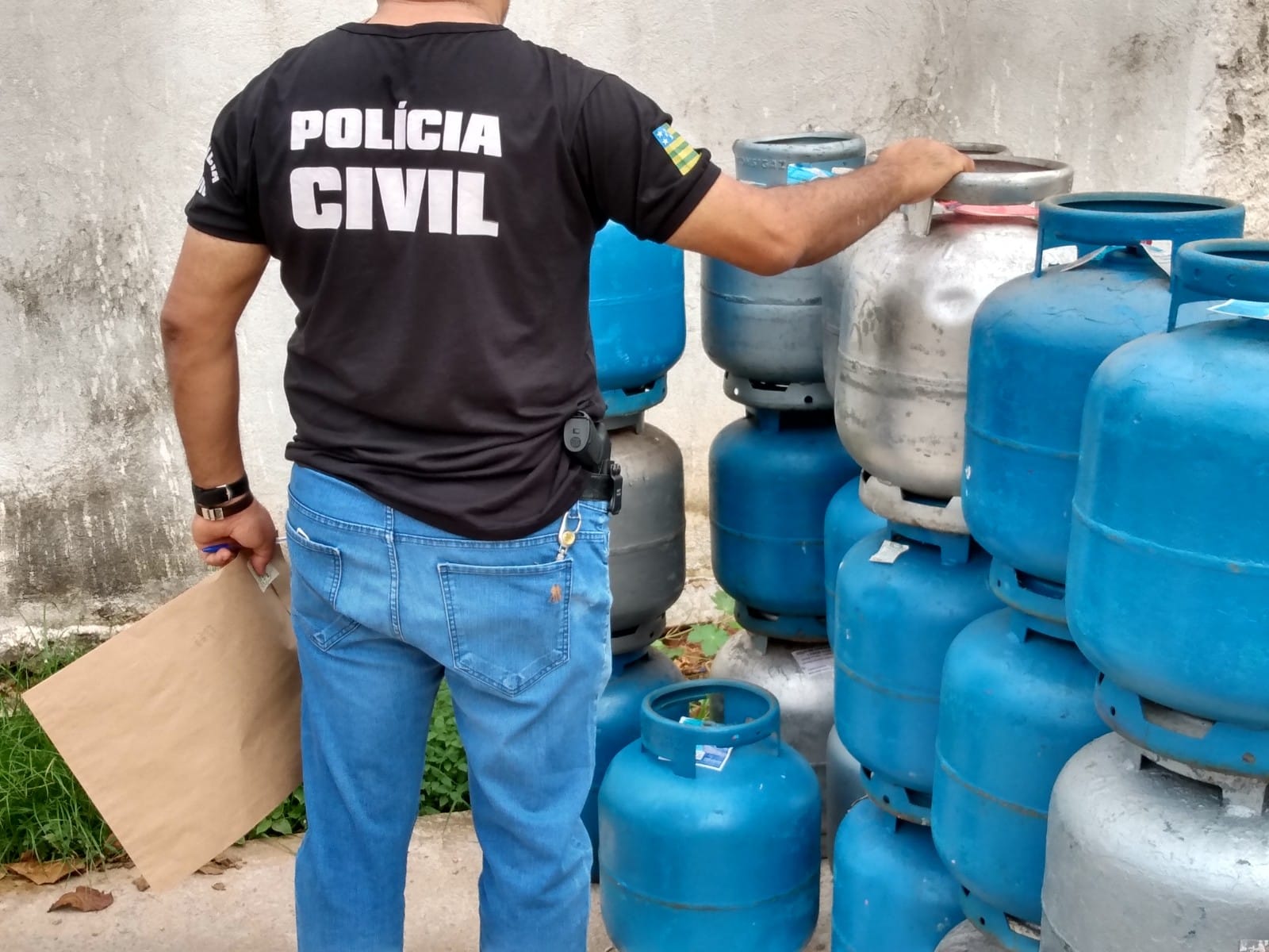 Botijões de gás estocados de forma irregular são apreendidos