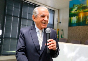 Iris Rezende está tranquilo e com  exames bons, diz filha