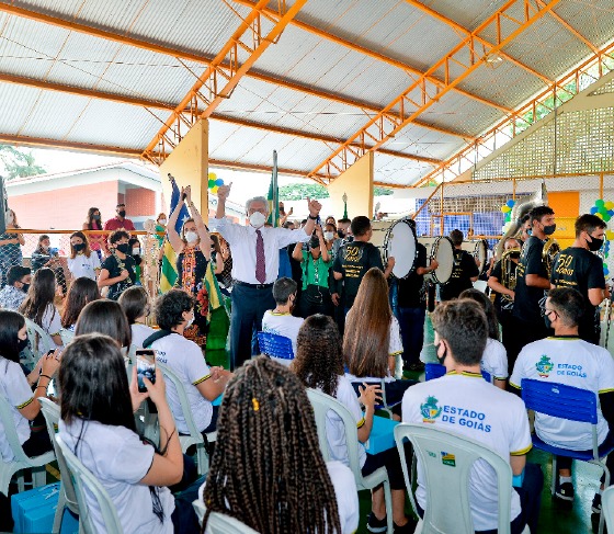 Caiado anuncia bônus para educadores