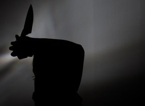 Feminicídio: Mulher é morta a facadas em via pública