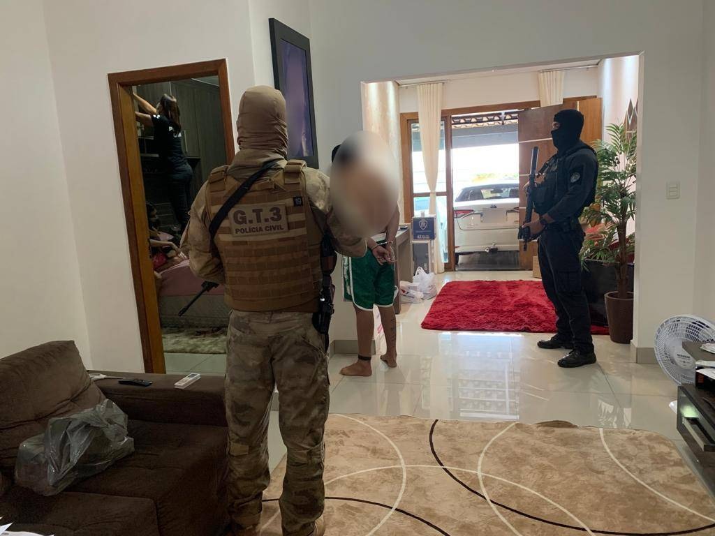 PC prende grupo que se passava por delegado para extorquir vítimas