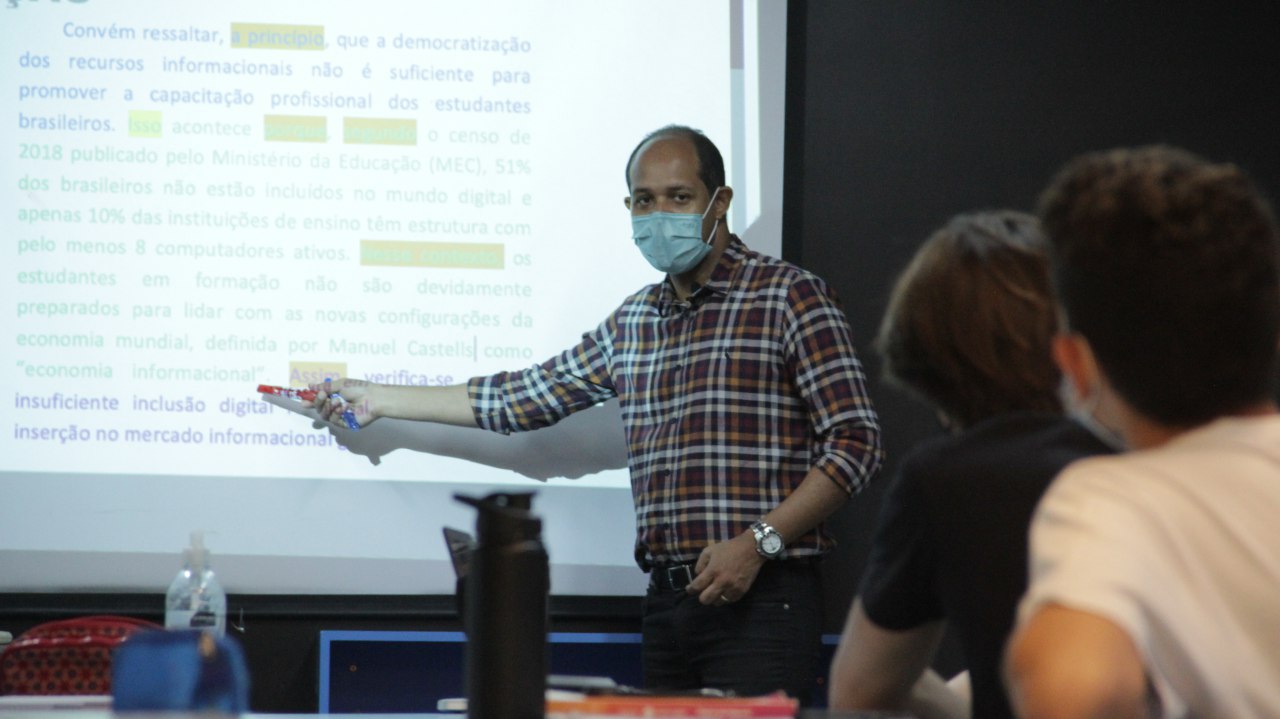 Vem Enem do Sesc promove aulões gratuitos e terá o professor Carlos André para redação