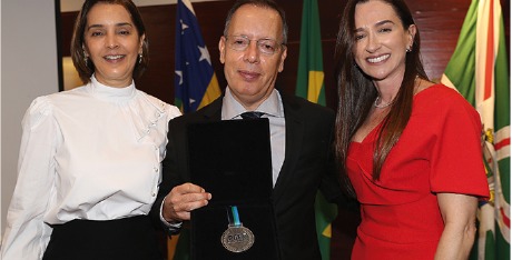 Carlos França recebe Medalha do Mérito da PGE