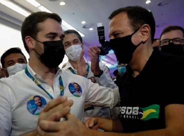 Retomada das prévias do PSDB após suspensão  da votação acirra disputa entre Doria e Leite