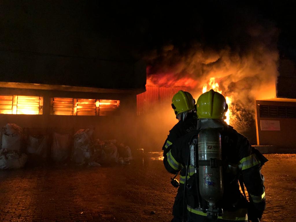 Incêndio atinge galpão de reciclagem em Aparecida de Goiânia