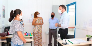 Entrega de mobiliários para Educação