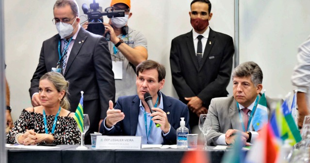 Lissauer Vieira é homenageado em conferência da Unale