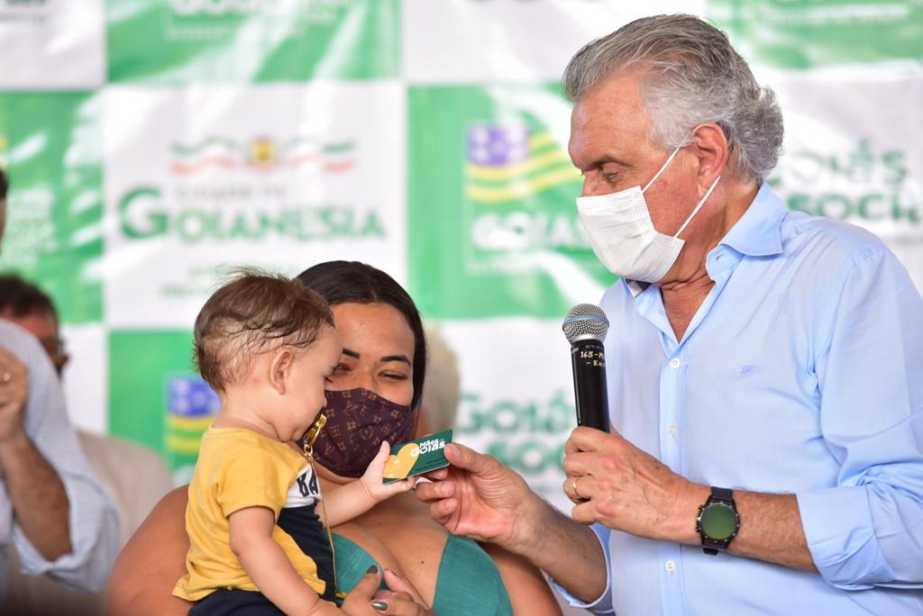 Caiado entrega cartões em Goianésia