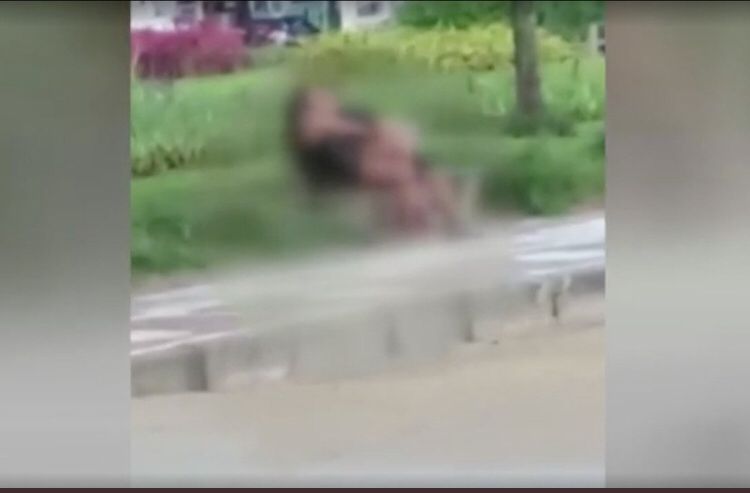 Casal e flagrado fazendo sexo em um banco na orla de Santos