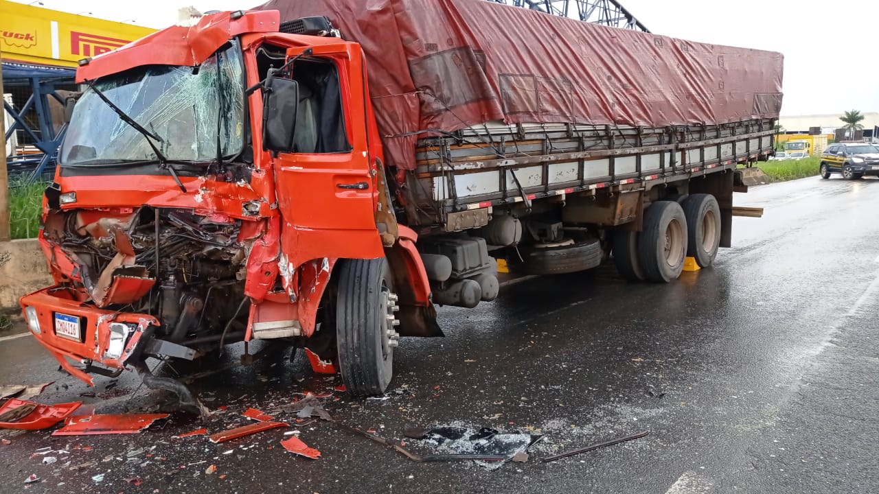 Motorista dorme no volante e bate na traseira de caminhão