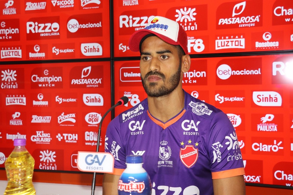 Tony é apresentado no Vila Nova e diz que volta amadurecido ao clube