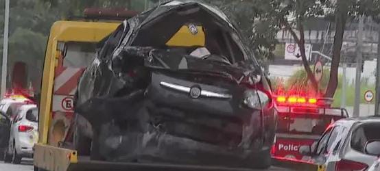 Mulher morre após motorista perder controle do veículo e carro capotar