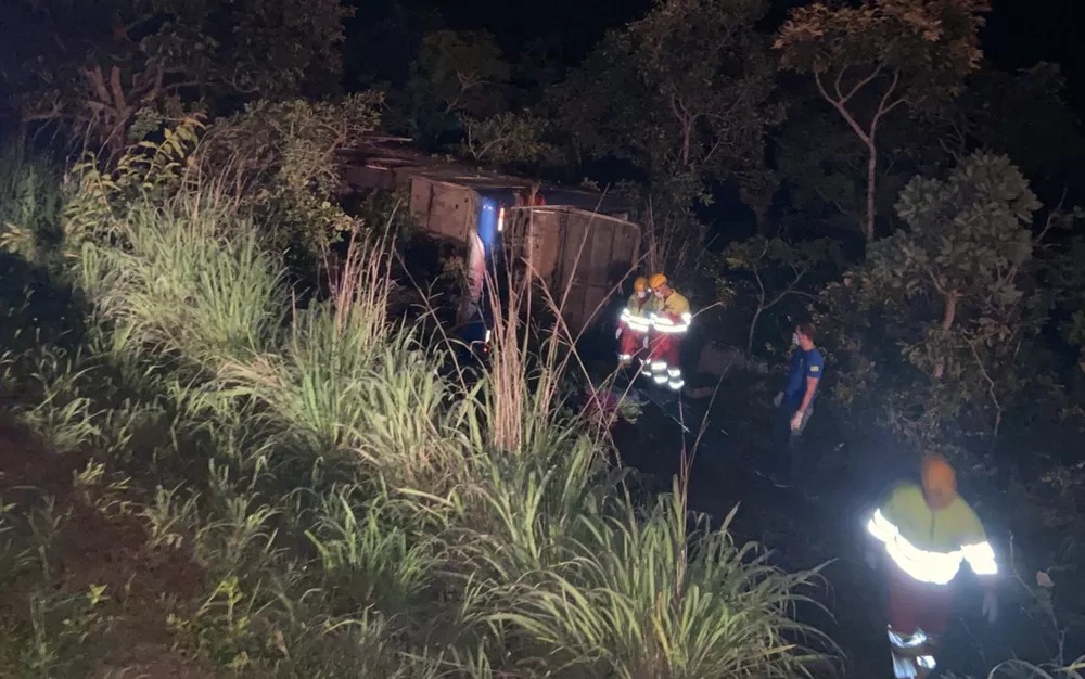Uma pessoa morreu e 15 ficaram feridas após ônibus capotar