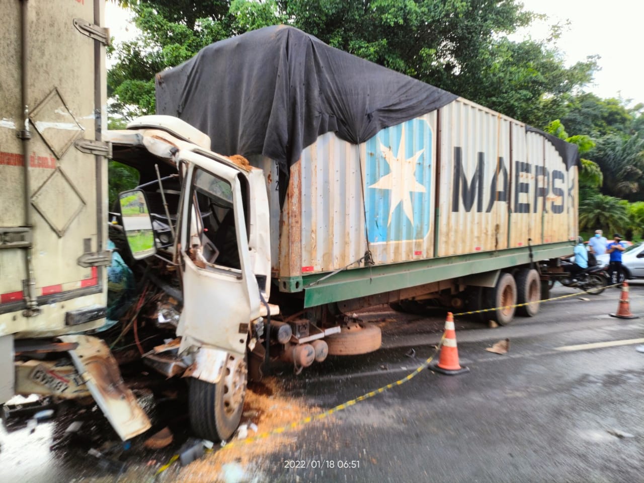 Motorista fica preso às ferragens após acidente envolvendo quatro veículos