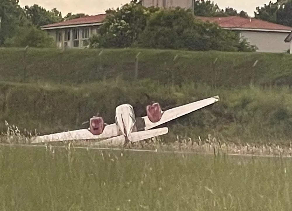 Motor de avião para e piloto faz pouso forçado em aeroporto