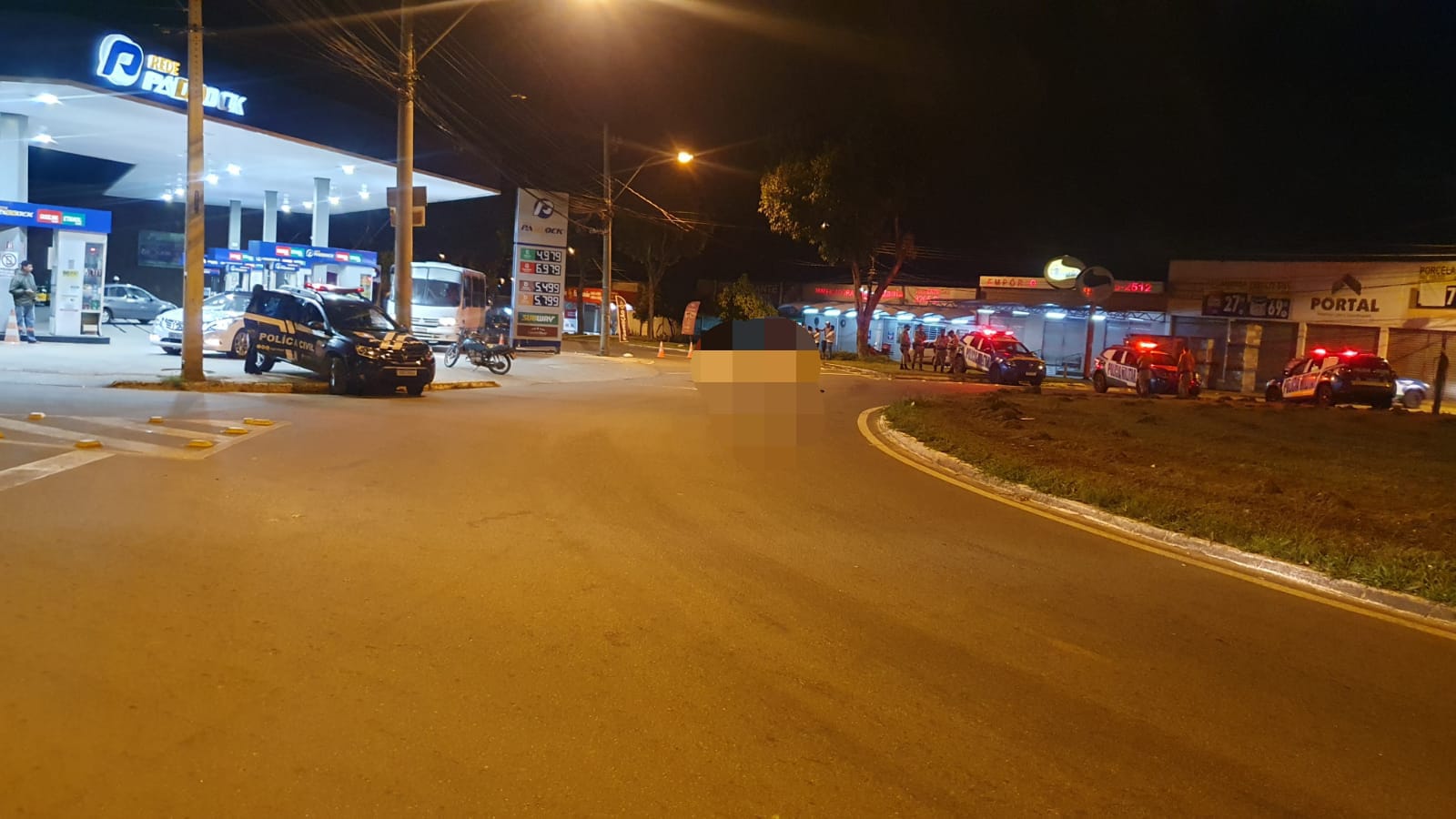 Mulher morre e homem fica ferido após serem atingidos por caminhonete