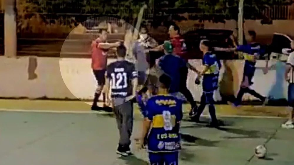 Árbitro aponta arma para jogadores após partida