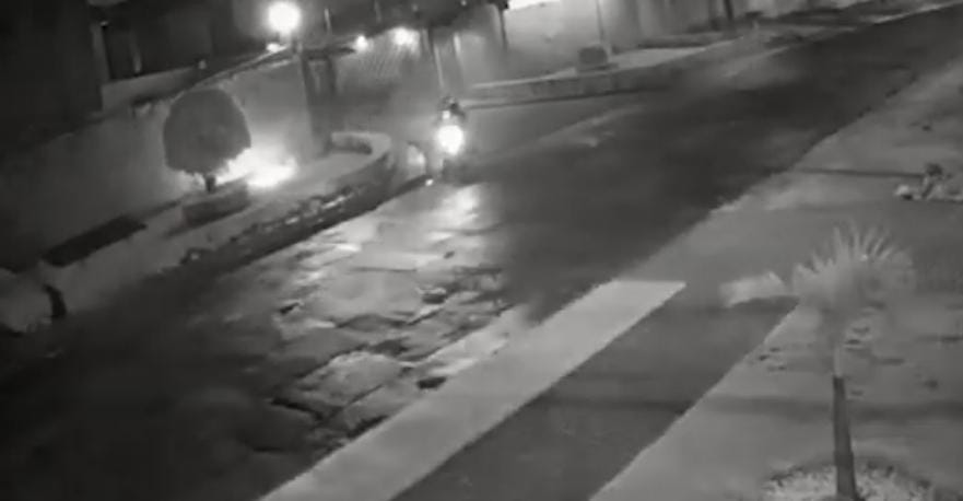 Motociclista lança explosivo contra condomínio