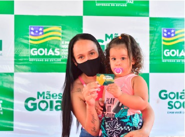 Cartões do “Mães de Goiás” chegam  para mais 30 mil famílias