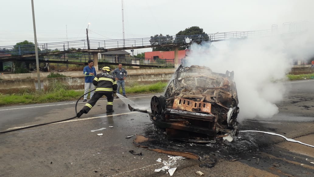 Duas pessoas morrem após capotamento na BR-060