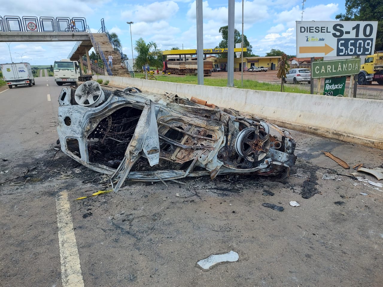Duas pessoas morreram e outras duas ficaram feridas após carro capotar e pegar fogo
