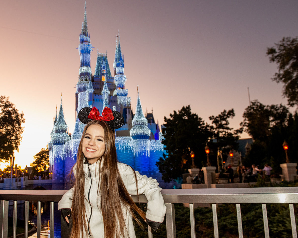 Atriz Bela Fernandes e FORFUN Tours criam roteiro personalizado para a Disney para a temporada de Julho/22