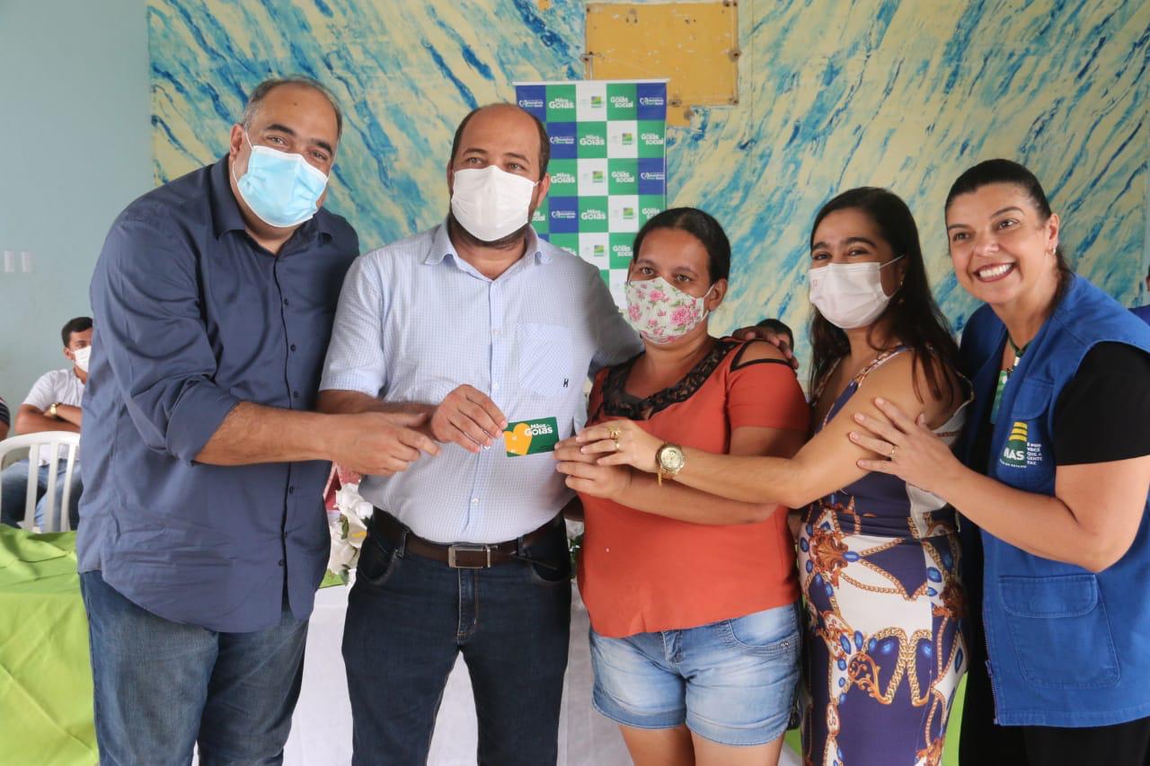 Luiz Sampaio entrega benefícios no Vale do São Patrício
