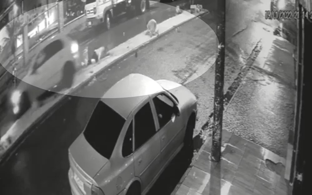 Carro invade pista e atropela jovens em motocicleta