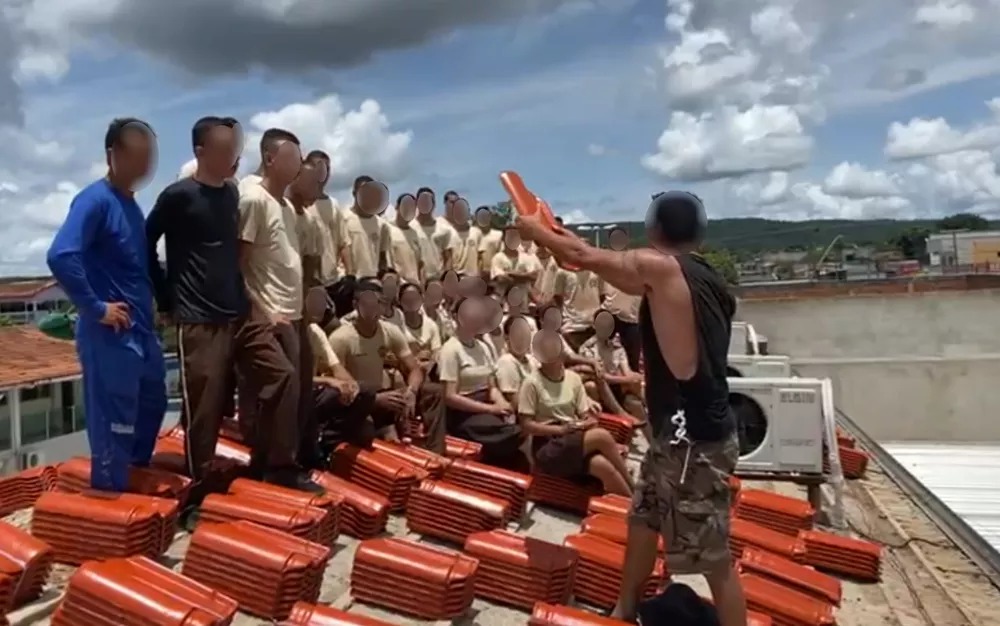 Alunos de colégio militar são filmados em cima do telhado