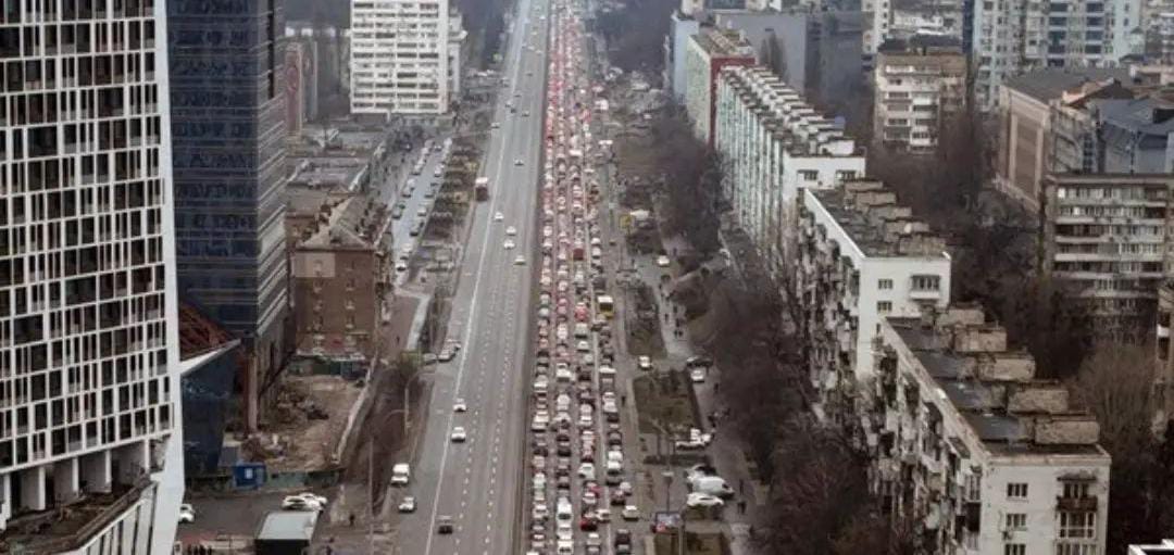 Milhares de moradores começam a deixar Kiev após Rússia invadir a Ucrânia