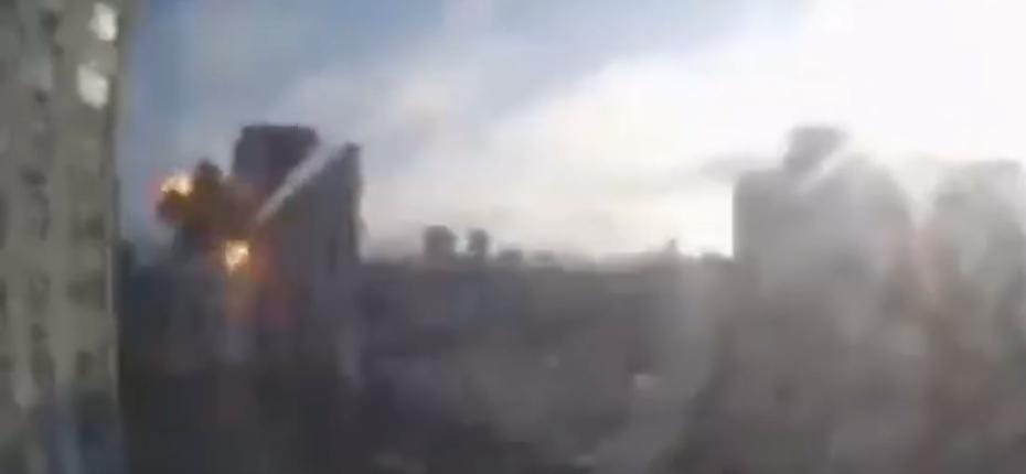 Míssil atinge prédio residencial em Kiev, na Ucrânia
