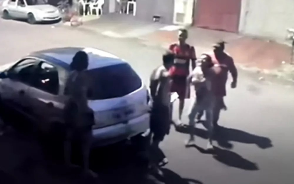 Vídeo mostra momento em que mãe é baleada ao defender filho em briga com vizinho