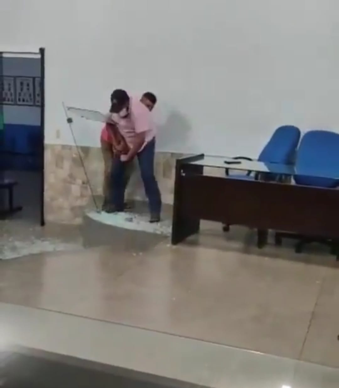 Homem entra em plenário e ataca vereador, no interior do Mato Grosso; vídeo