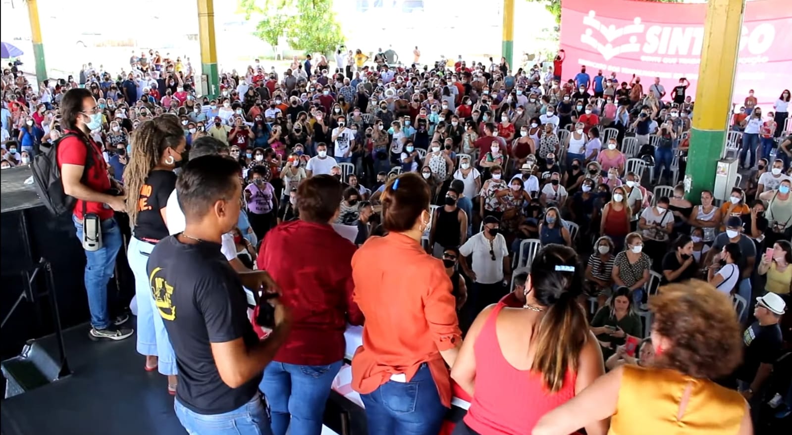Profissionais da rede municipal de educação entram em greve, em Goiânia