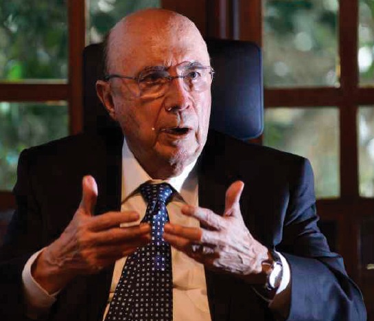 Meirelles chega para definir sobre disputa ao Senado