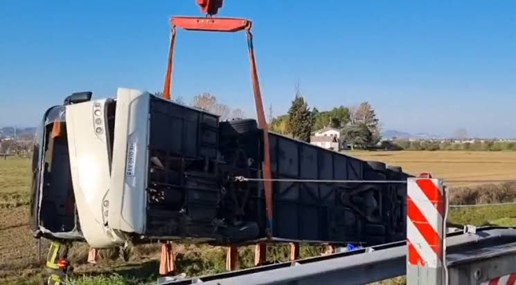 Ônibus que transportava ucranianos capota na Itália
