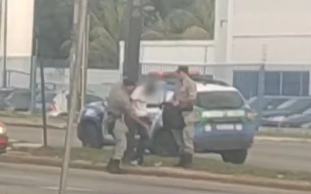 Rapaz leva tapa no rosto durante abordagem da PM