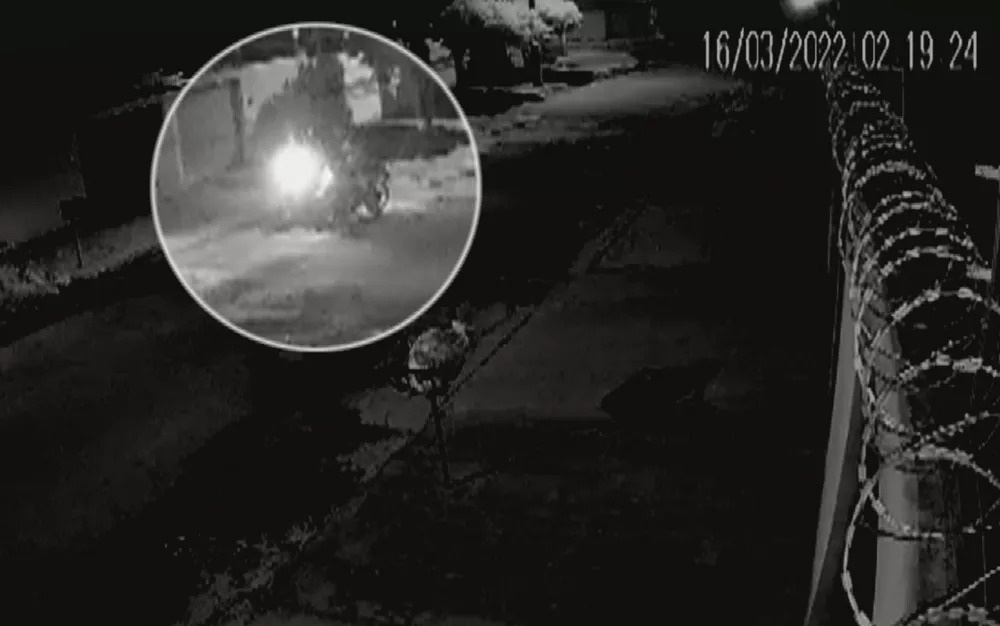 Mulher leva socos de ladrão após dizer que não estava com o celular