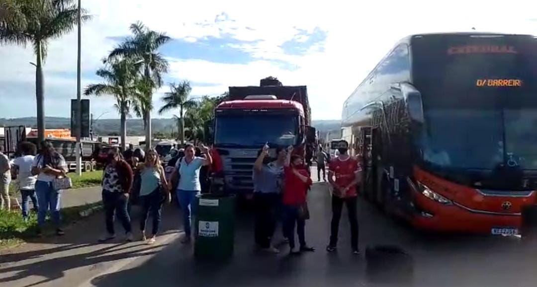 Manifestantes interditam BR-060