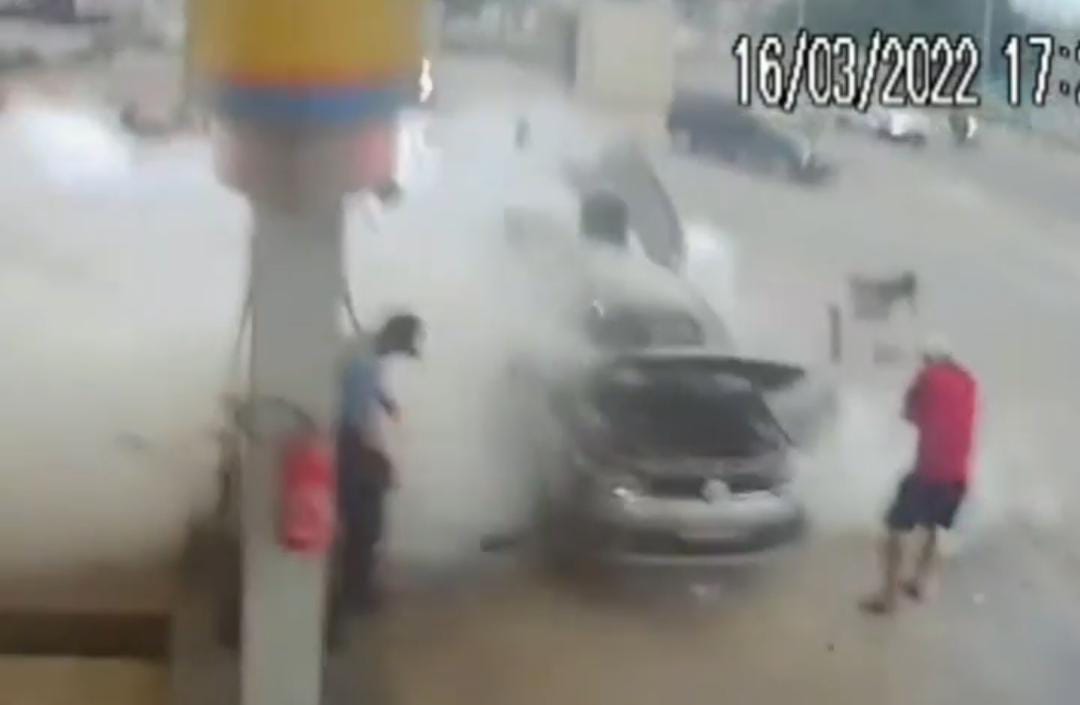 Cilindro de gás explode enquanto veículo é abastecido