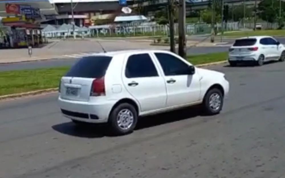 Motorista dorme e fica com carro parado por mais de meia hora em avenida de Goiânia