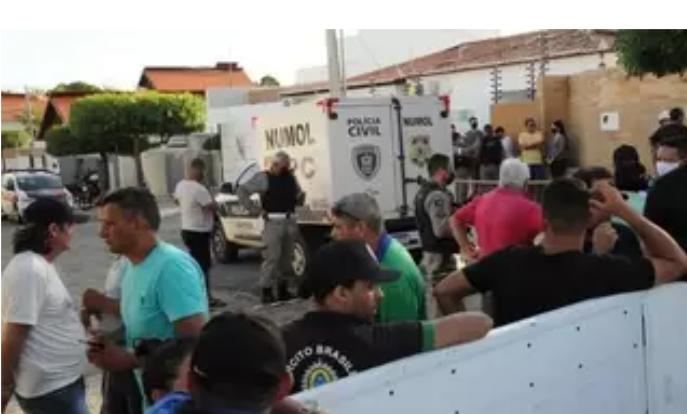 Jovem mata mãe e irmão e se assusta ao descobrir que o pai está vivo