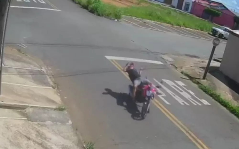 Motociclista bate em fio solto em rua e fica com pescoço ferido