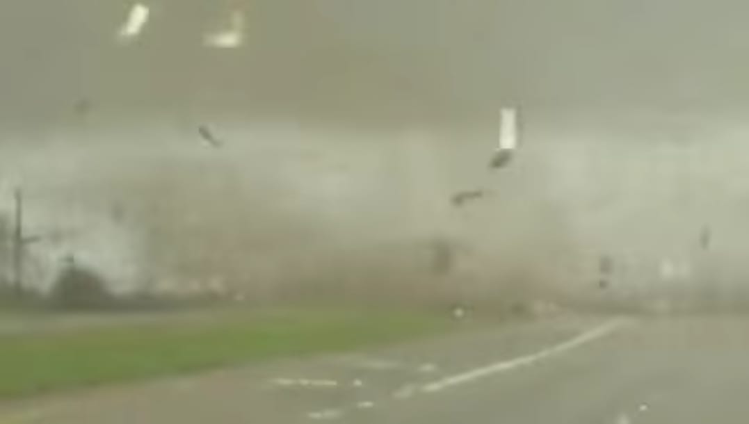 Forte tornado faz caminhonete roropiar no ar, no Texas; vídeo