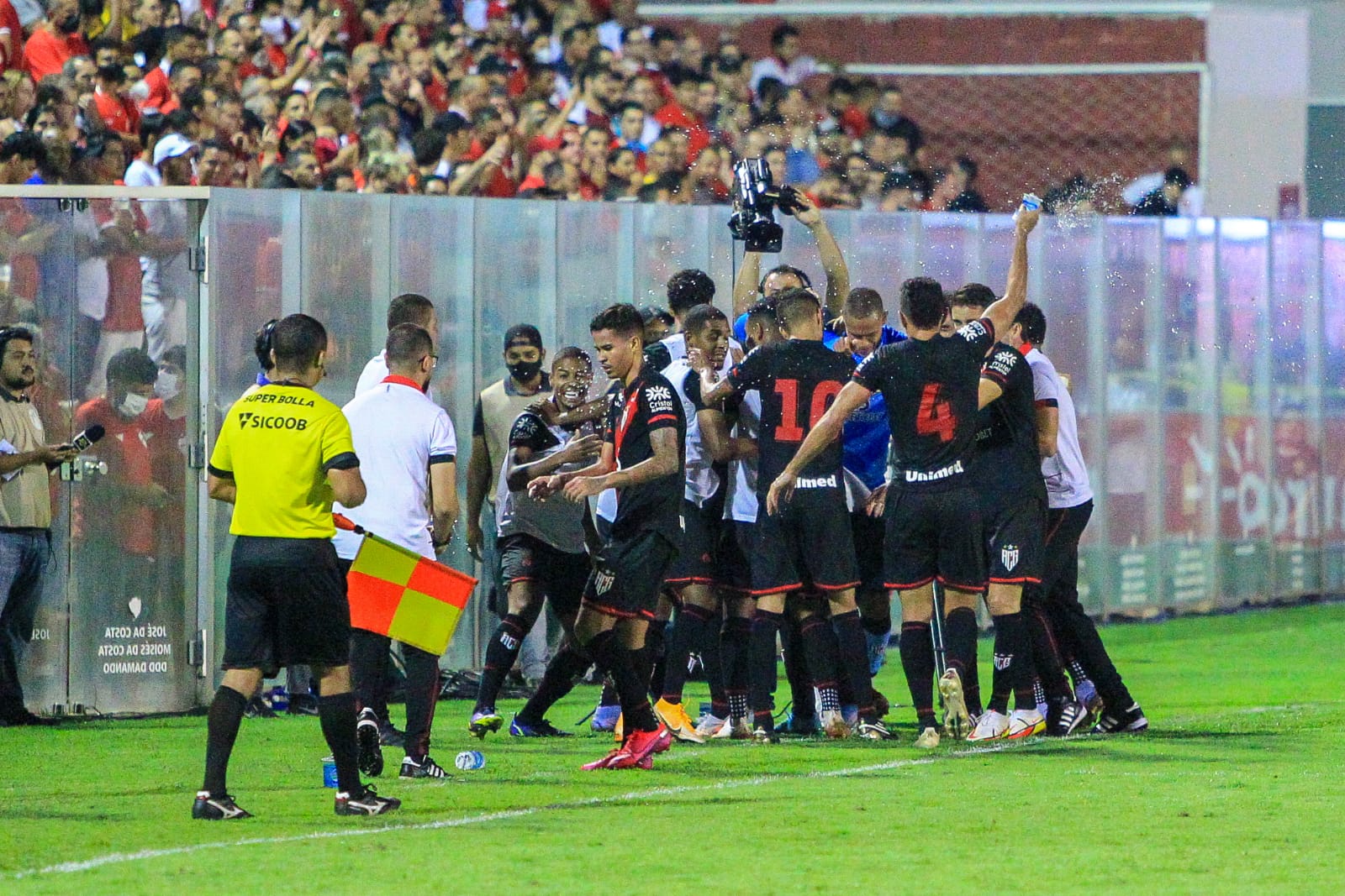 Atlético Goianiense fica no empate com o Vila e garante vaga na final do Goianão