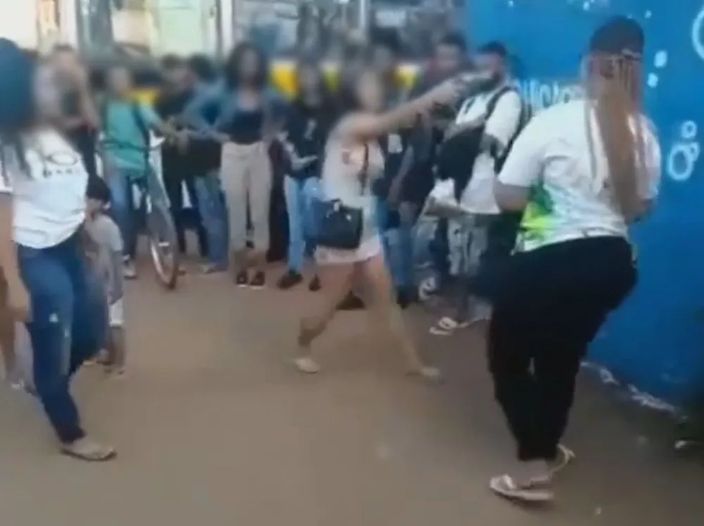 jovem aponta arma para cabeça de aluna durante briga em porta de escola