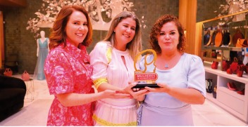 Primeira-dama recebe prêmio de destaque pelo trabalho social