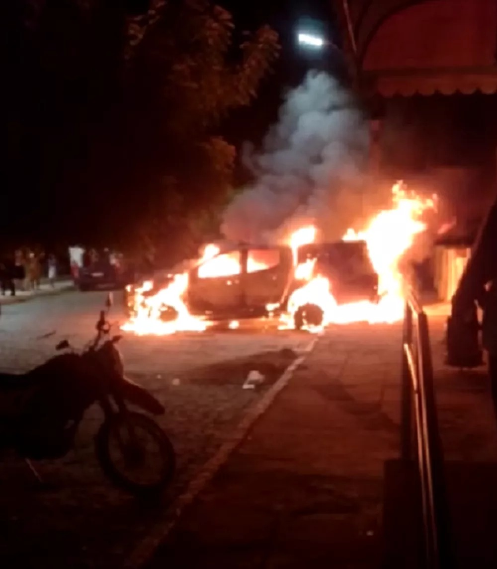 Criminosos invadem cidade, atiram em pelotão da PM, ateiam fogo em viatura e explodem banco