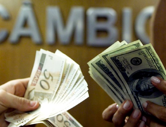 Barril de petróleo e dólar caem, mas inflação continua