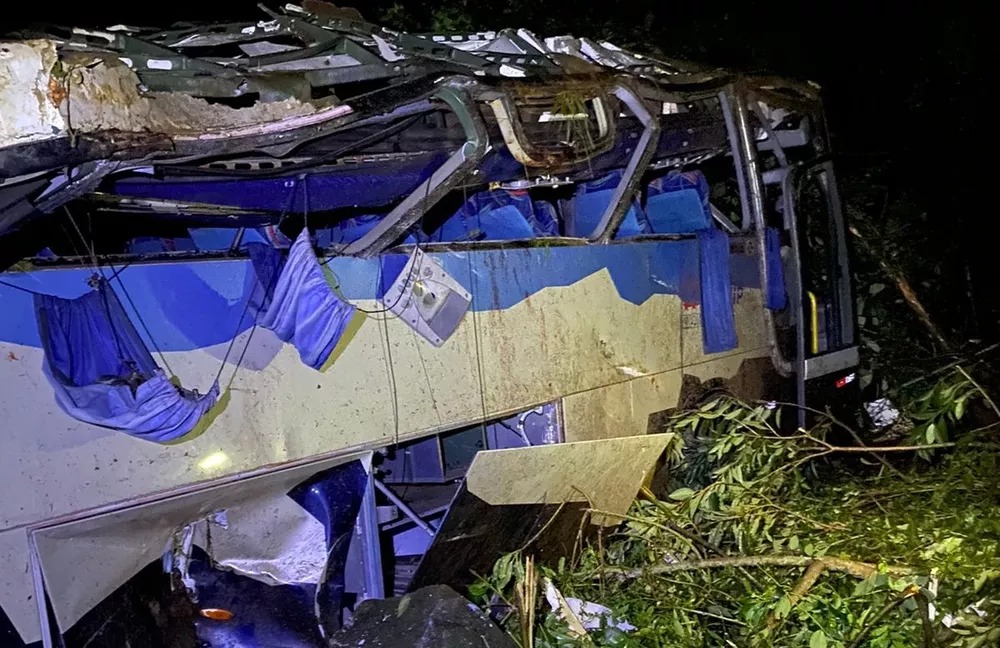 Acidente envolvendo ônibus deixa 10 pessoas mortas e 21 feridas